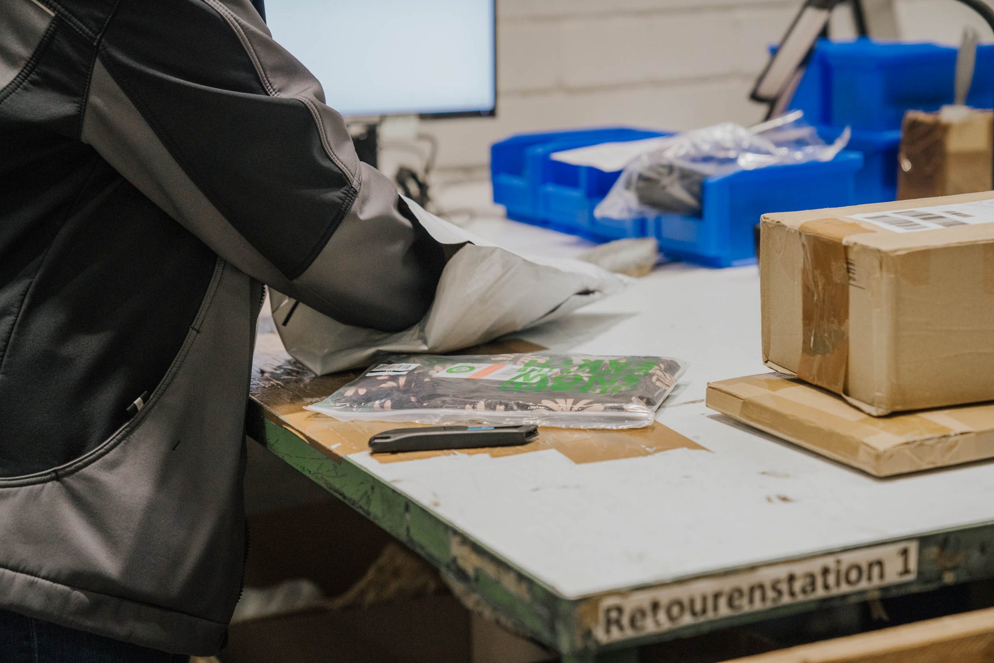 Processing a return at returns station 1 at the Mülheim site