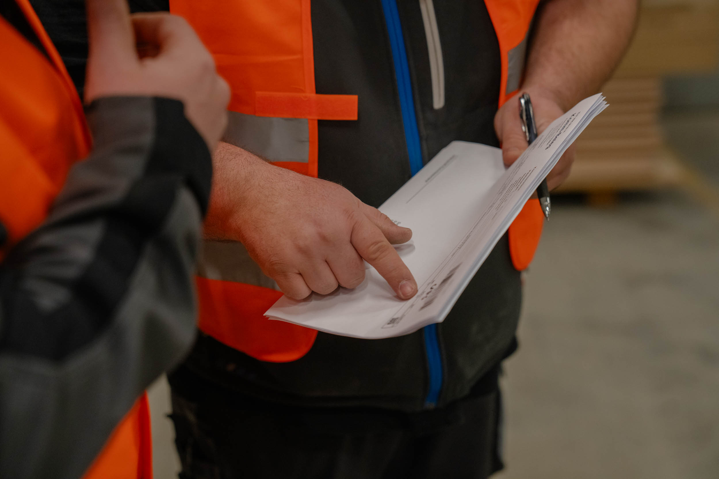 WM-GROUP-Mitarbeiter mit Checkliste im Wareneingang
