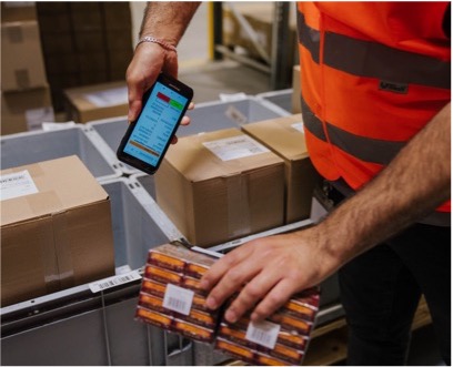 Capturing a packaging unit with a handheld scanner at the WM GROUP warehouse