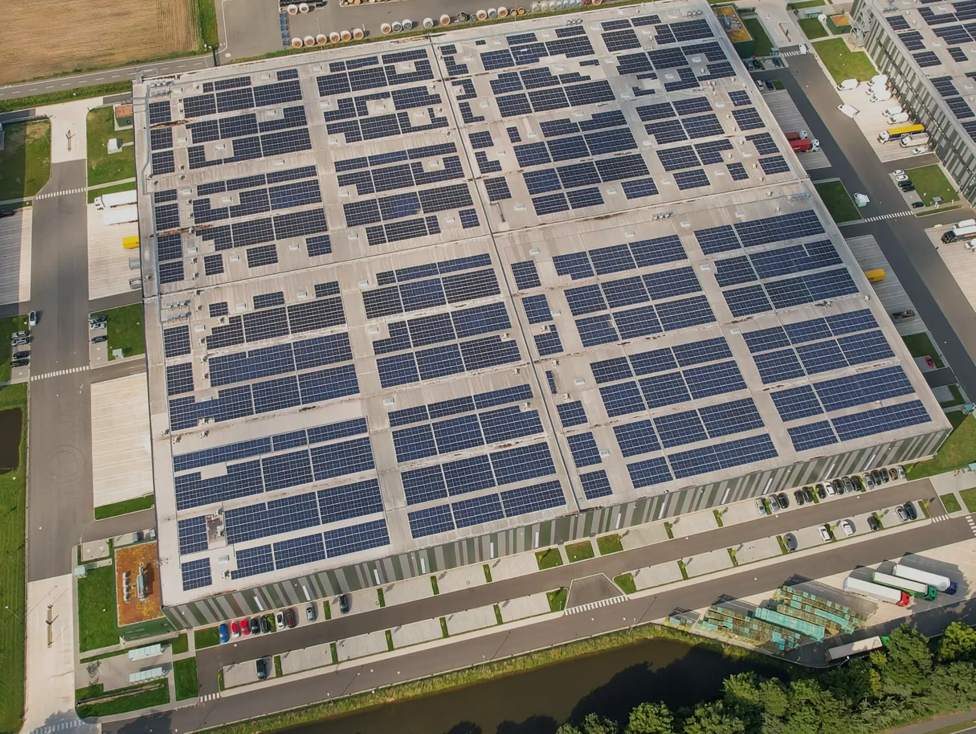 Luftaufnahme des WM-GROUP-Logistikzentrums in Greven mit großflächiger Photovoltaikanlage